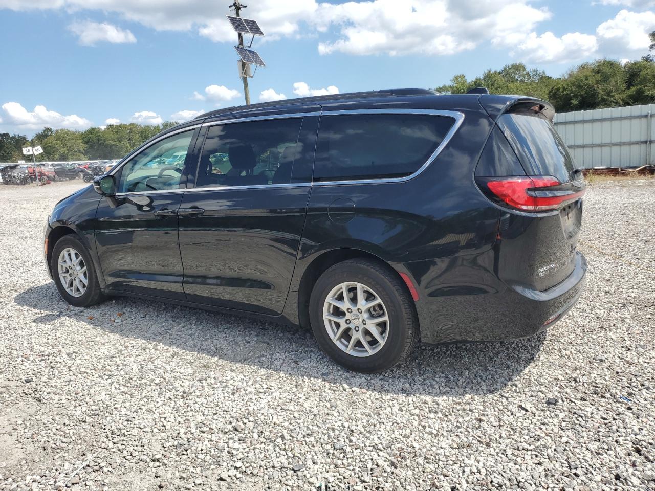 Chrysler Pacifica Touring L Image 2
