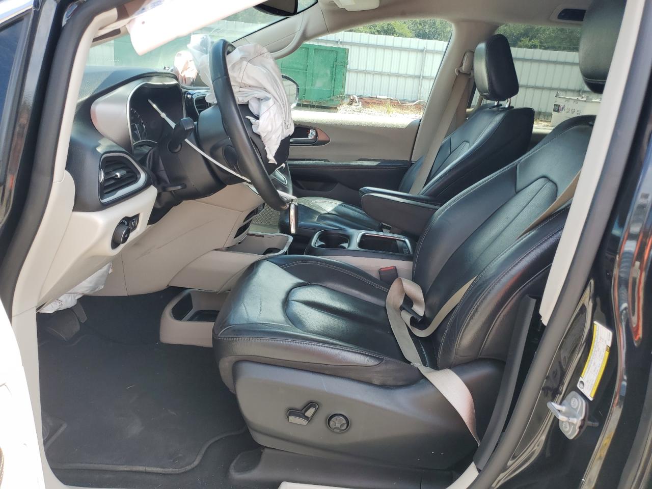 Chrysler Pacifica Touring L Image 13