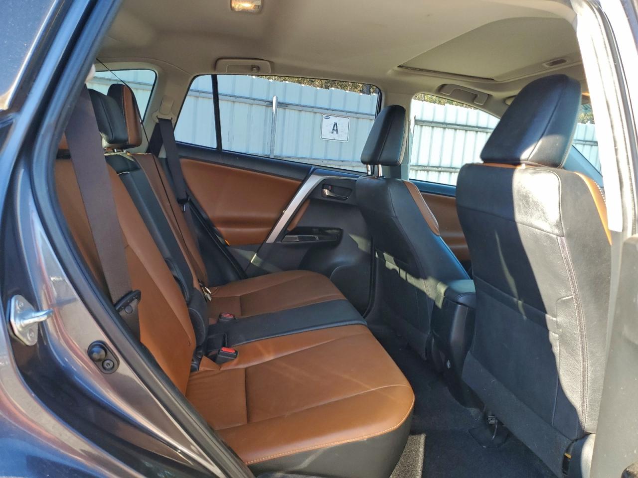 Toyota RAV4 Limited Image 10