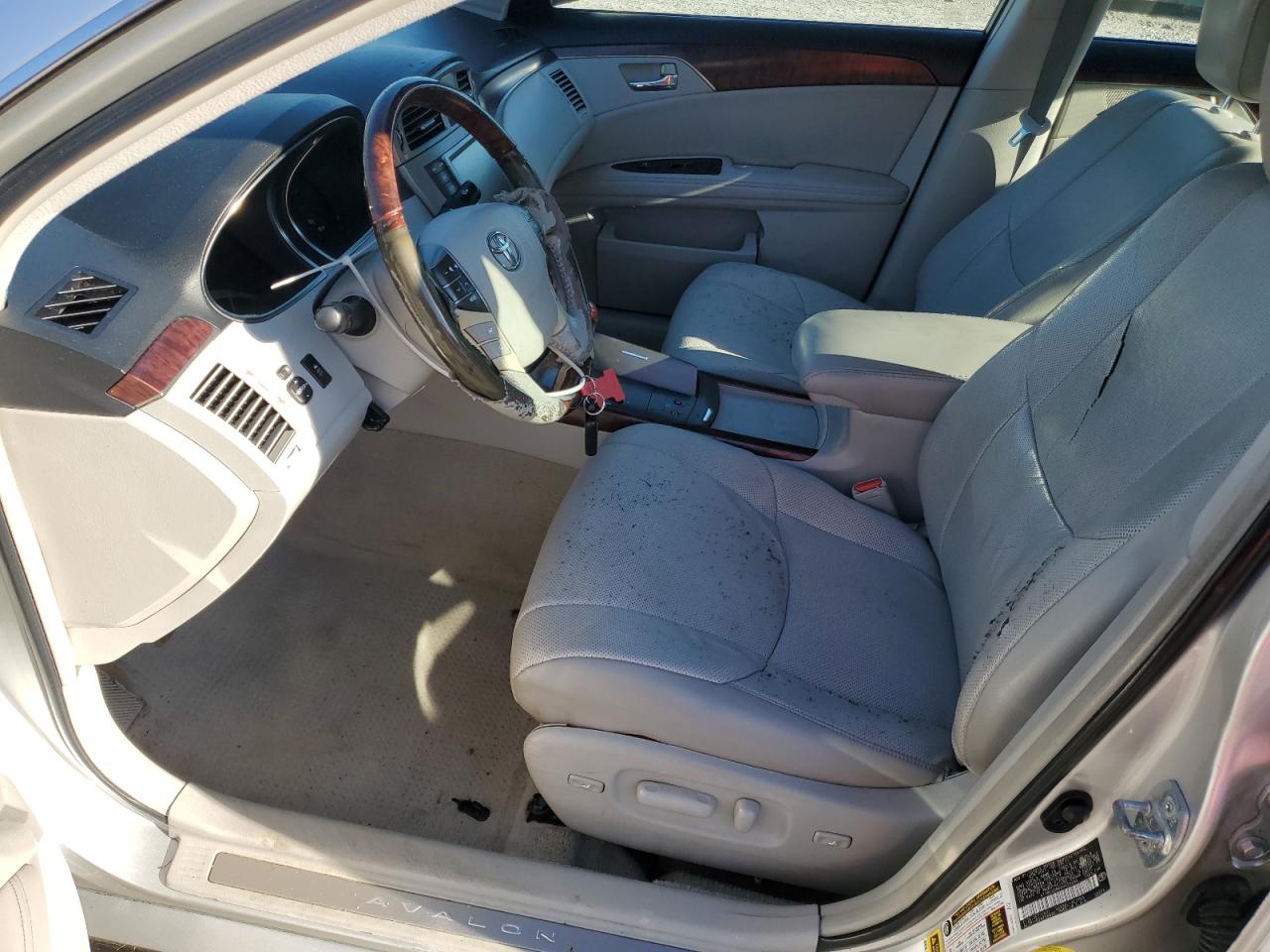 Toyota Avalon Base Image 8