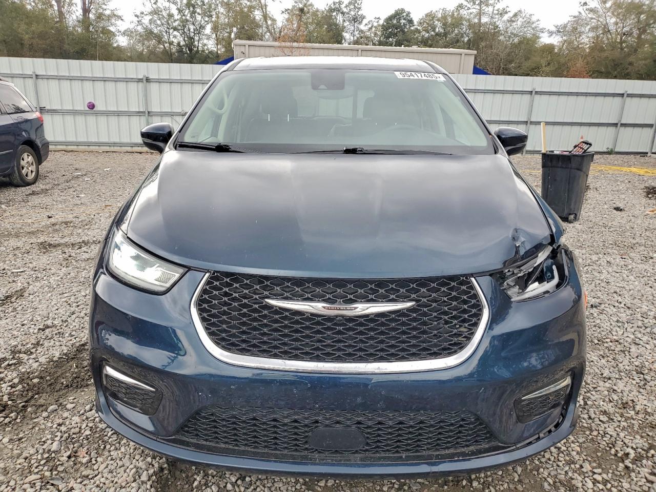 Chrysler Pacifica Touring L Image 3