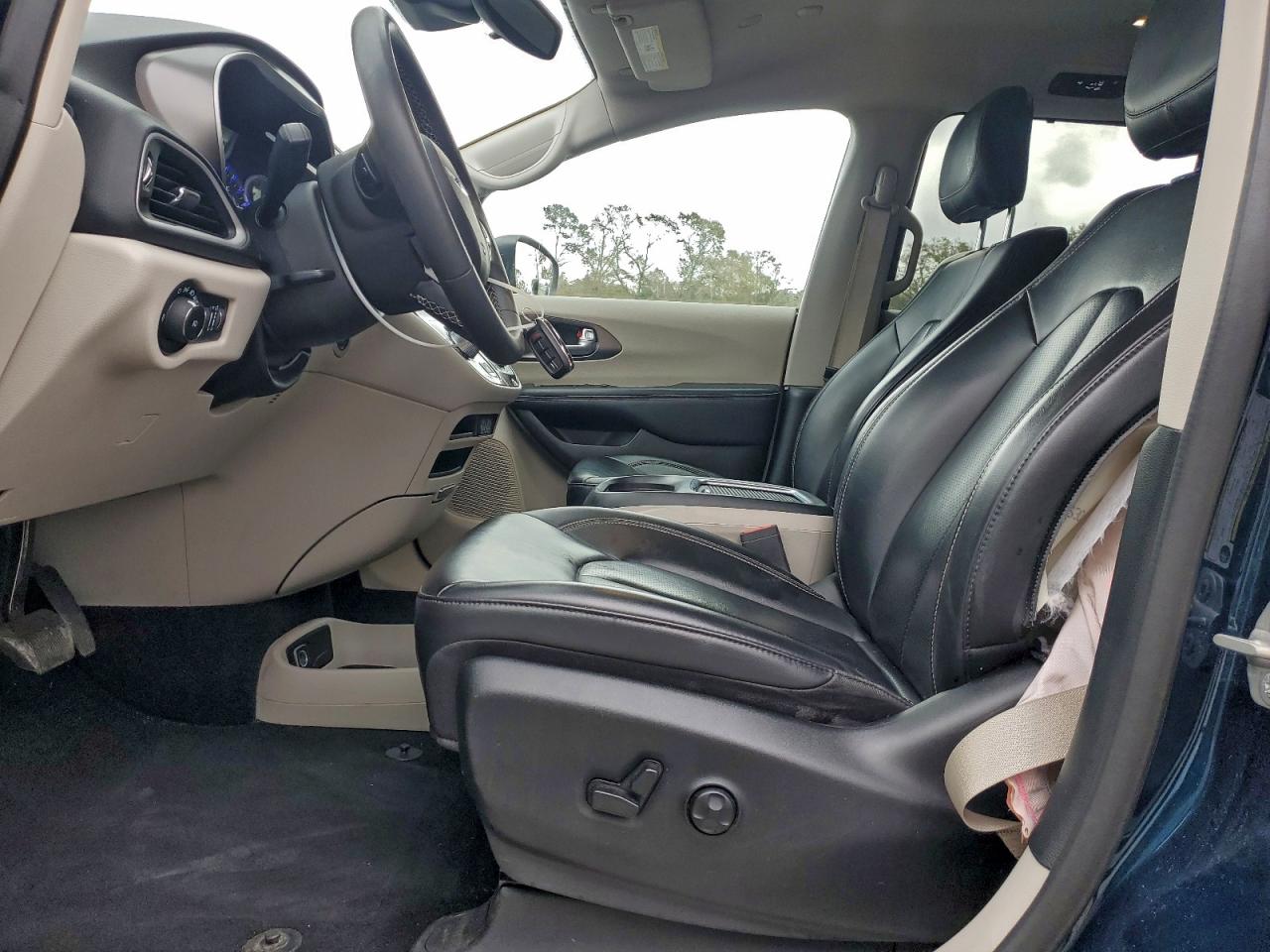 Chrysler Pacifica Touring L Image 5