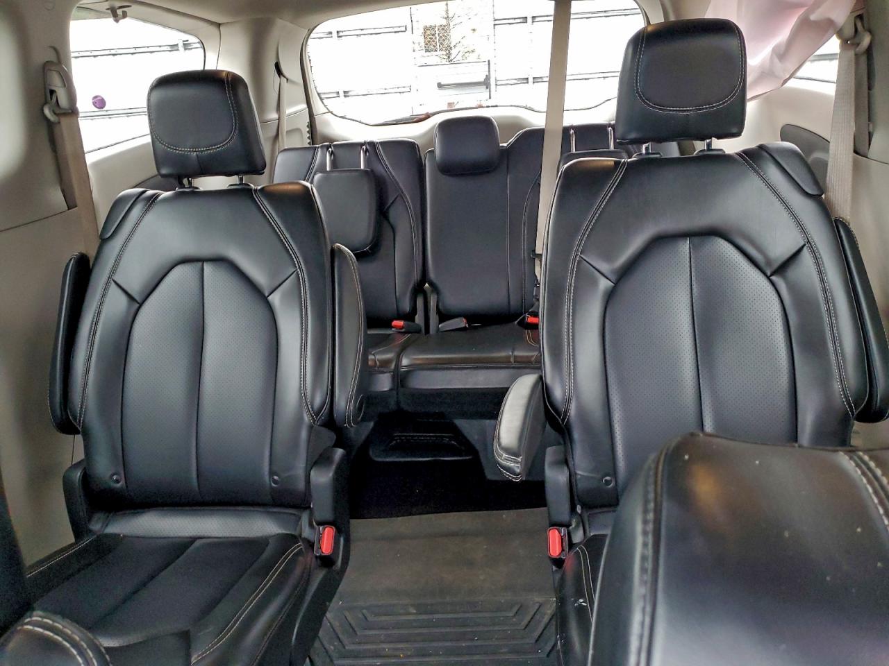 Chrysler Pacifica Touring L Image 10