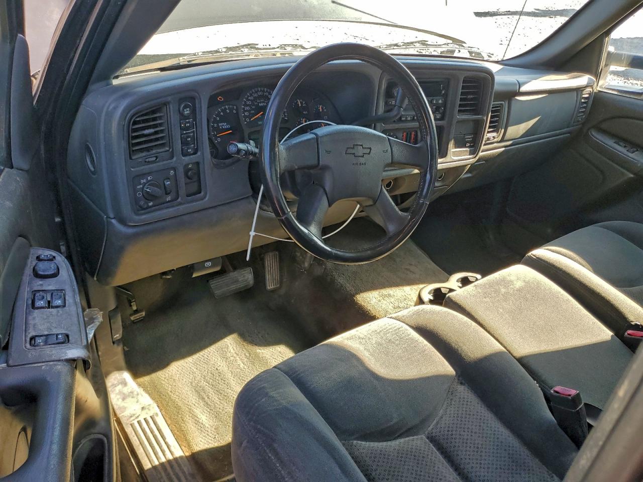 Chevrolet Silverado K1500 Image 3