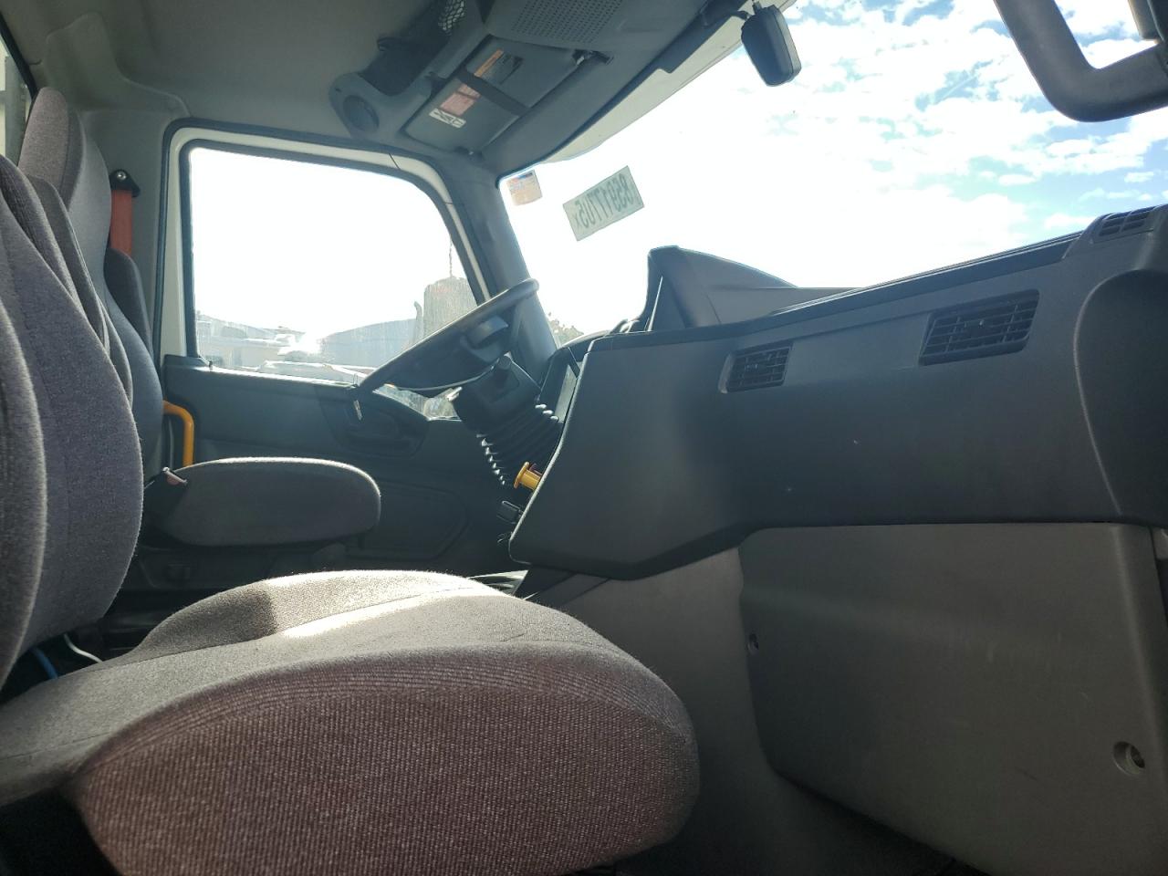 International Lt625 Image 10