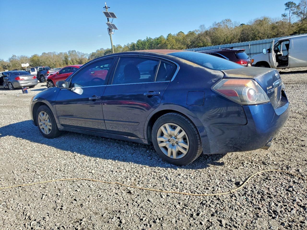 Nissan Altima Base Image 10