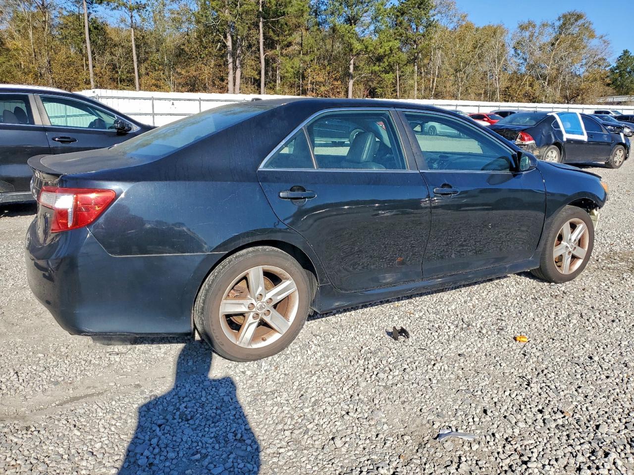 Toyota Camry Base Image 3