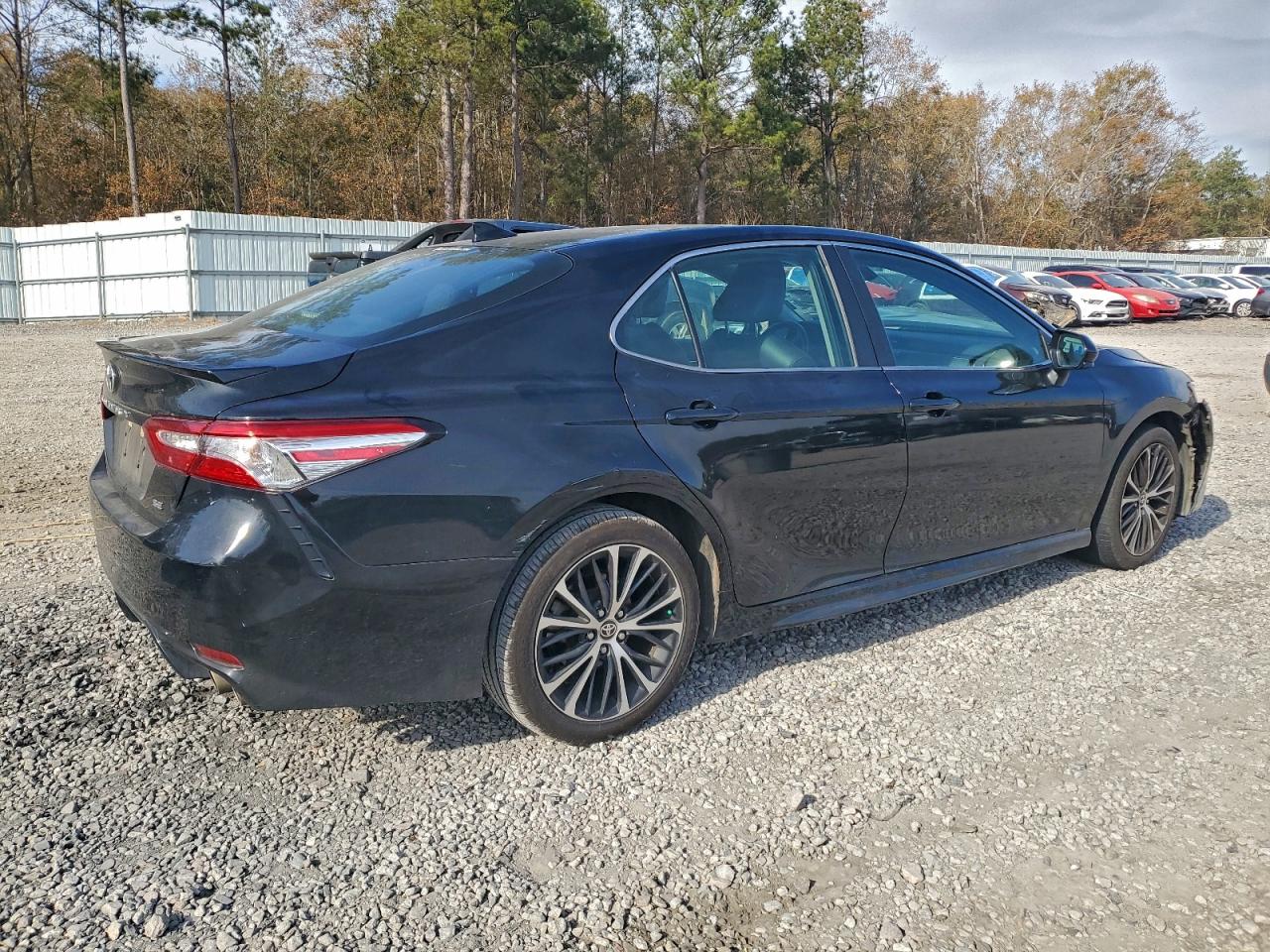 Toyota Camry Se Image 9