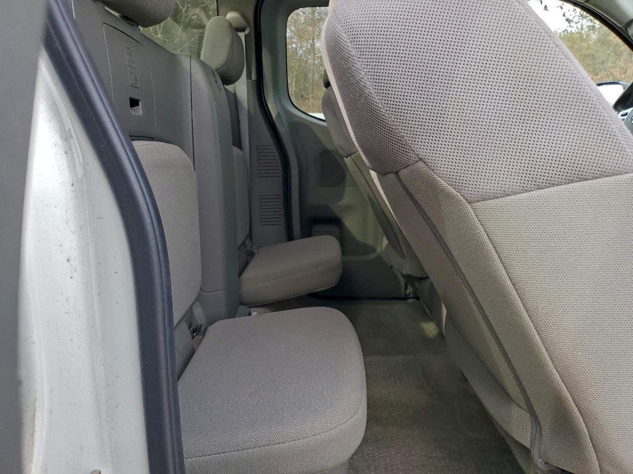 Nissan Frontier S Image 9