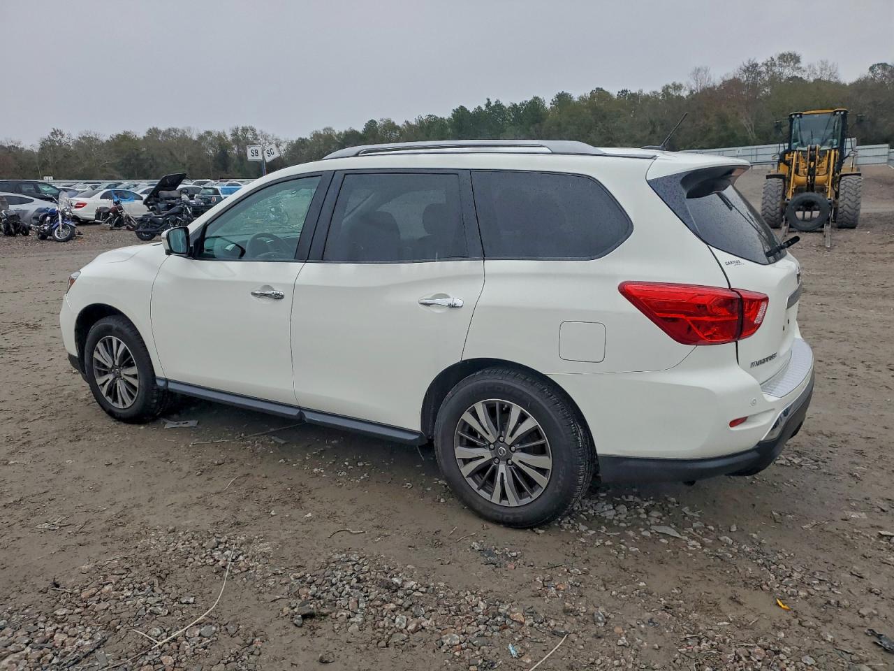 Nissan Pathfinder S Image 3