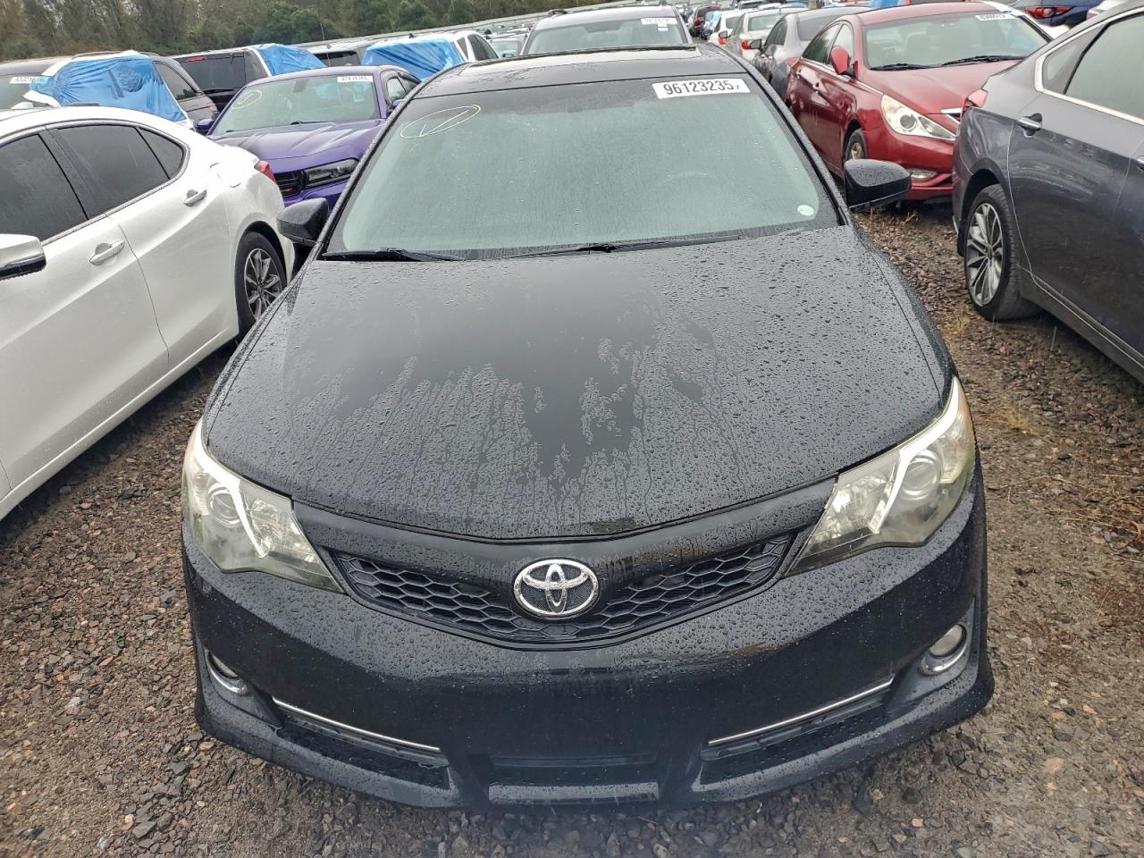 Toyota Camry Se Image 4