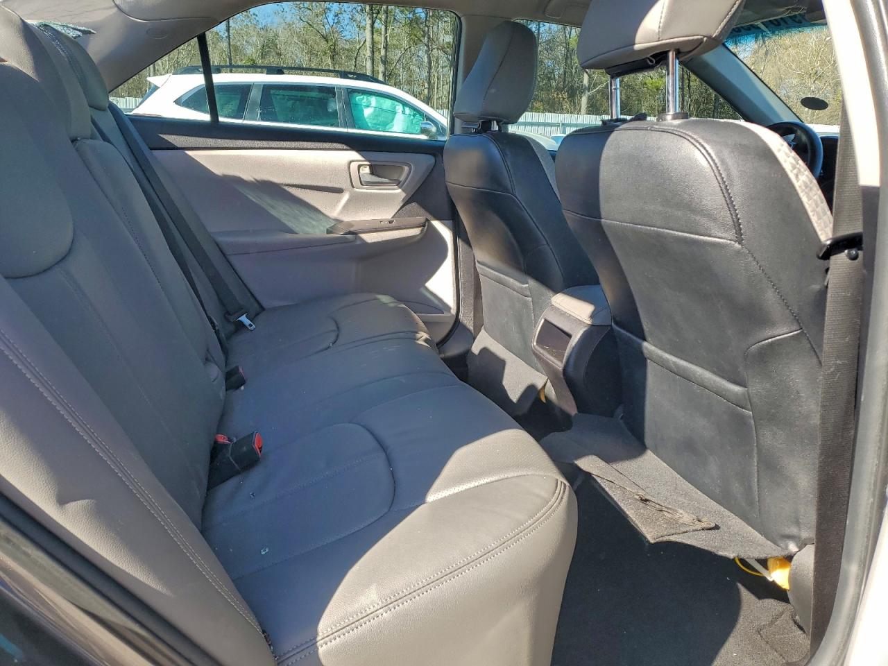 Toyota Camry Le Image 8