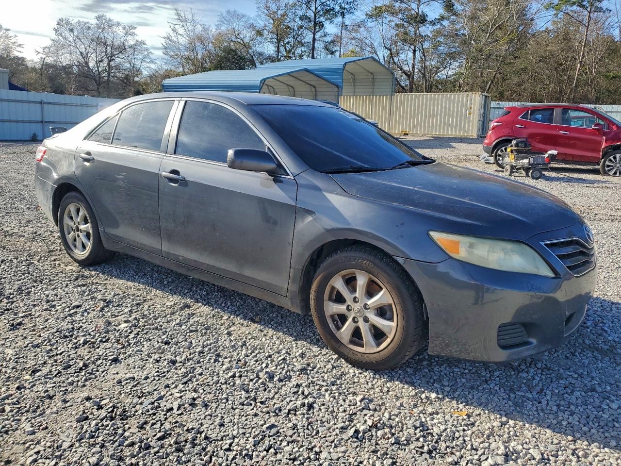 Toyota Camry Base Image 3