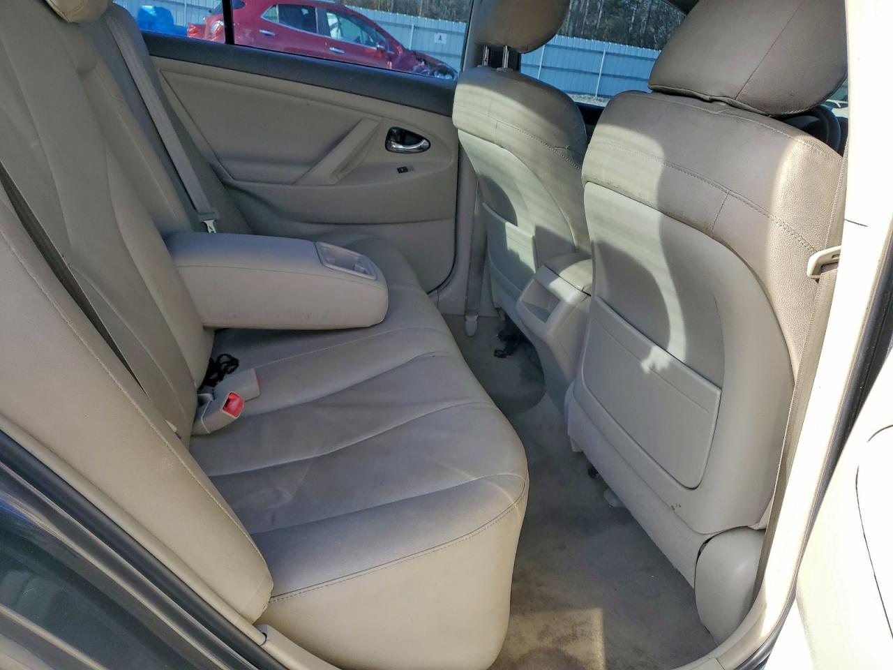 Toyota Camry Base Image 8