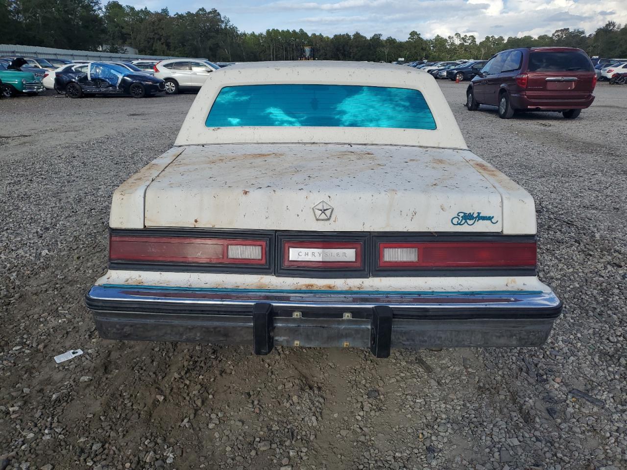 Chrysler Fifth Avenue Image 8