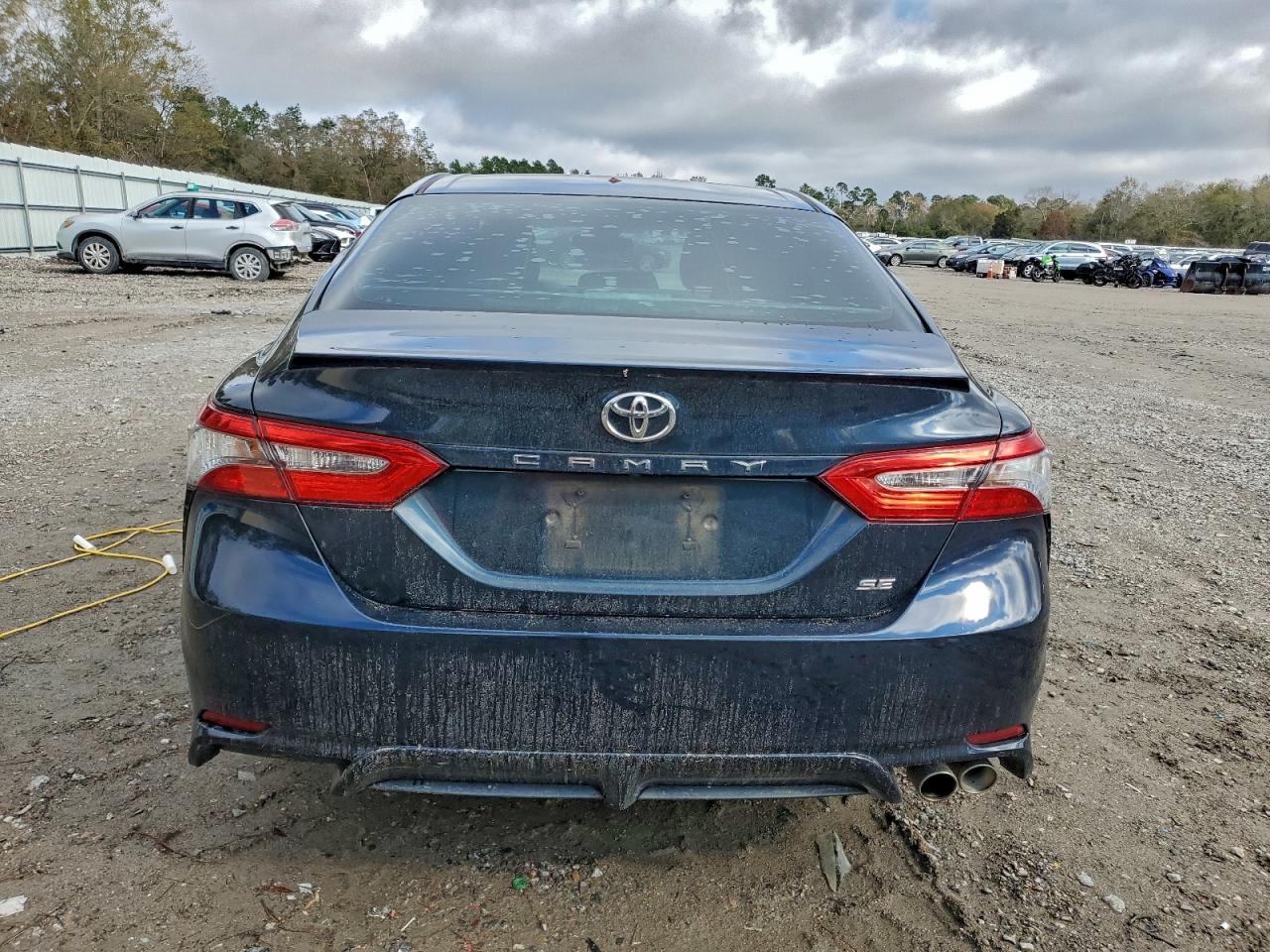 Toyota Camry L Image 5
