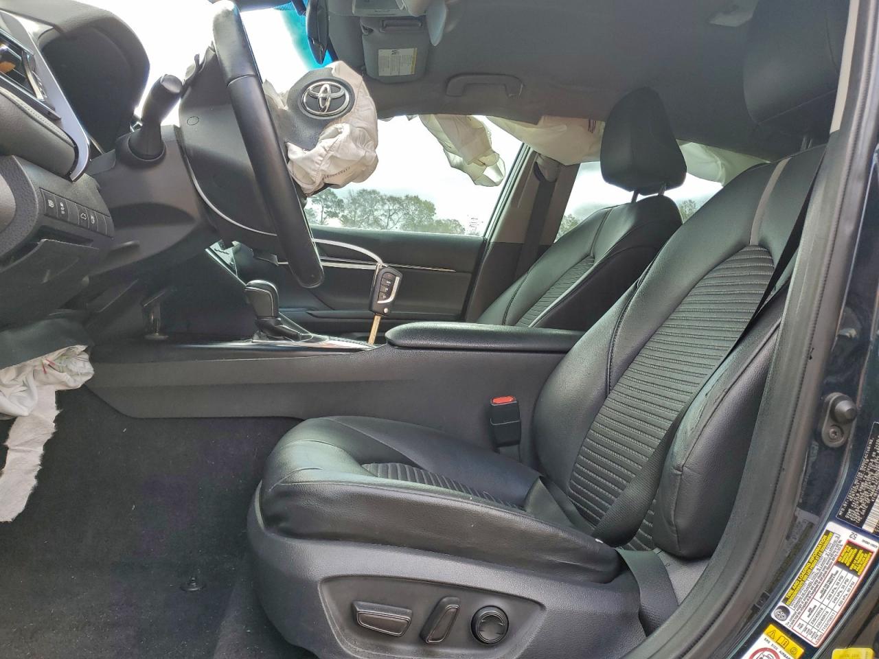 Toyota Camry L Image 8