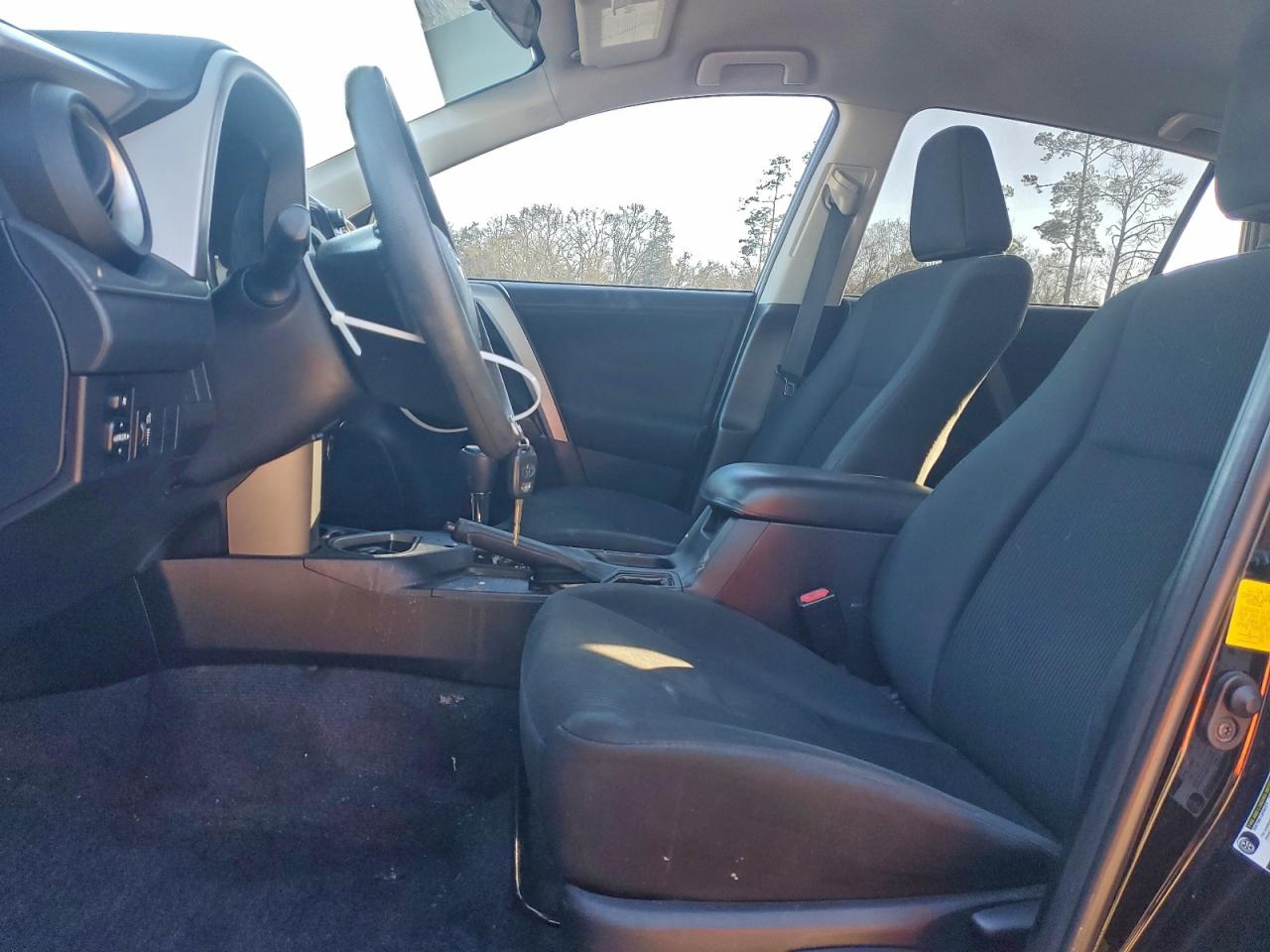 Toyota RAV4 Le Image 12