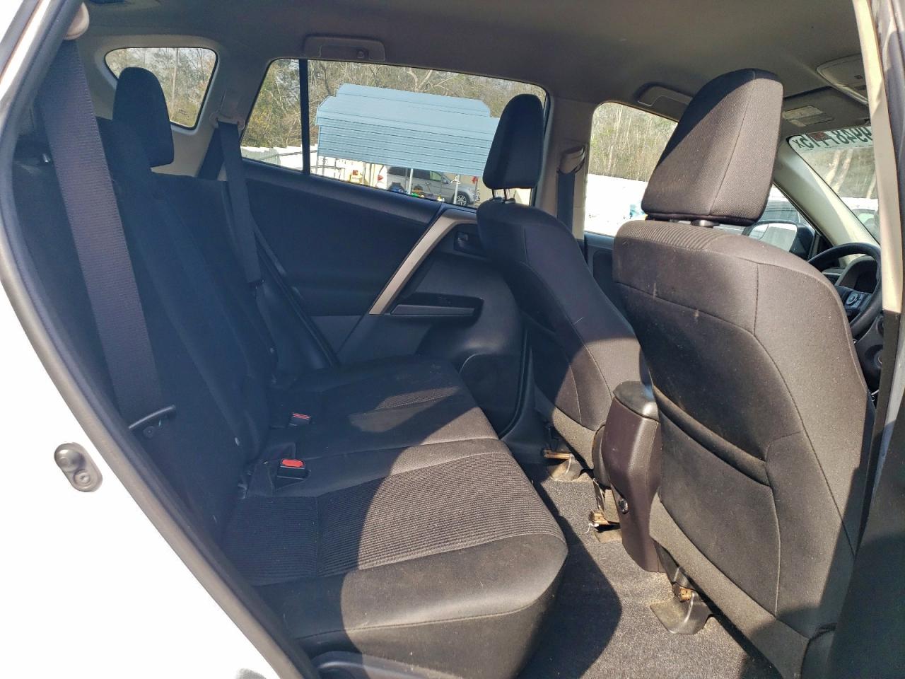 Toyota RAV4 Le Image 8